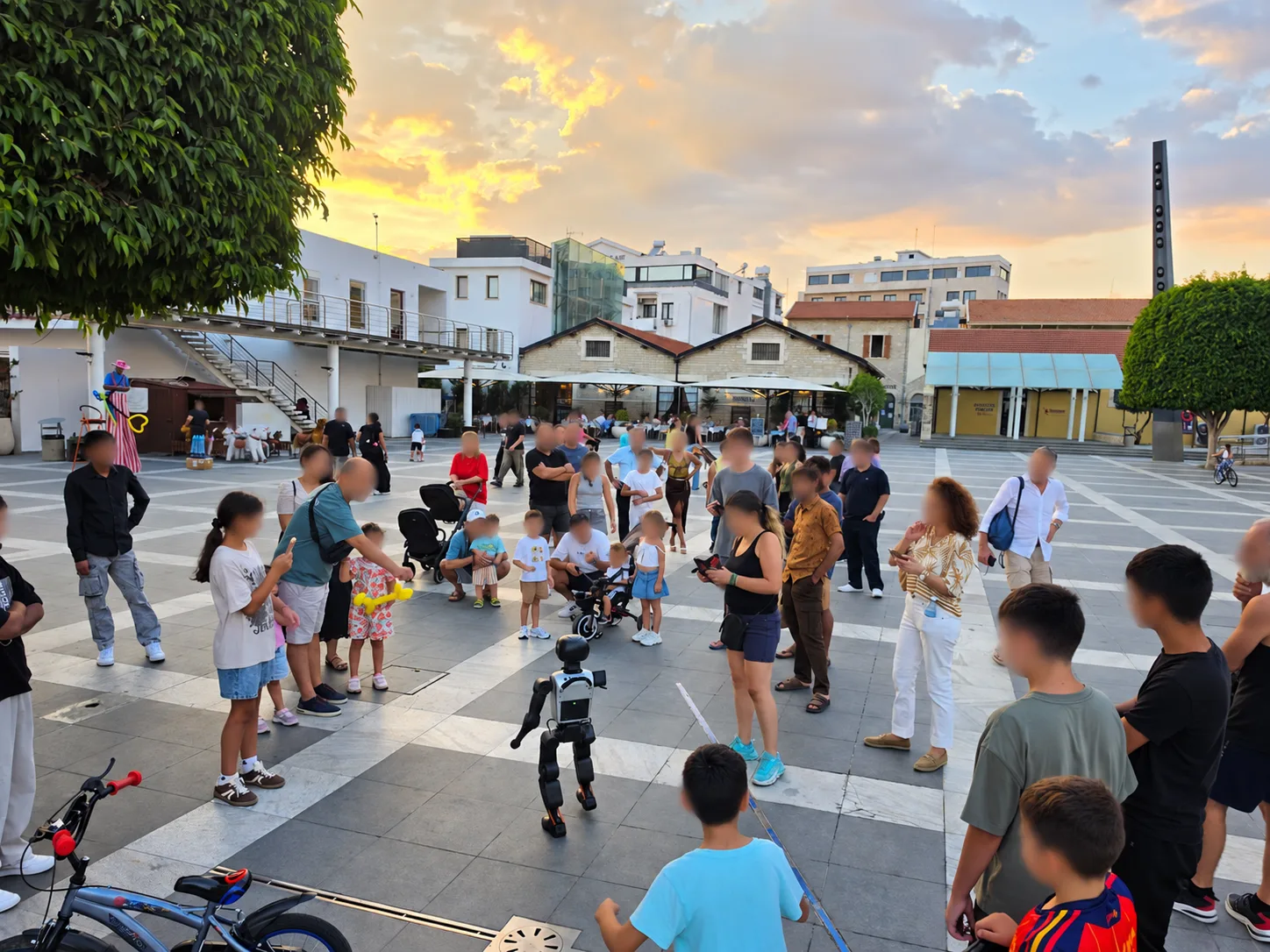 A wide view of the event with Sparky